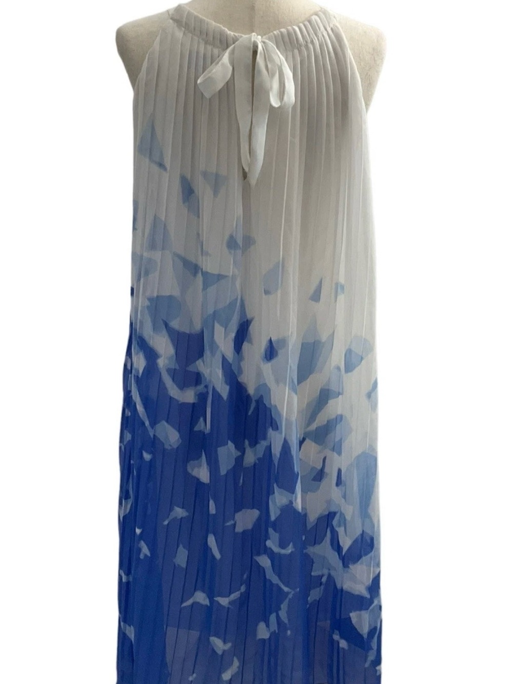 Apt.9 Pleated Ombre Mini Dress in White and Blue. Size 2. Like new condition.